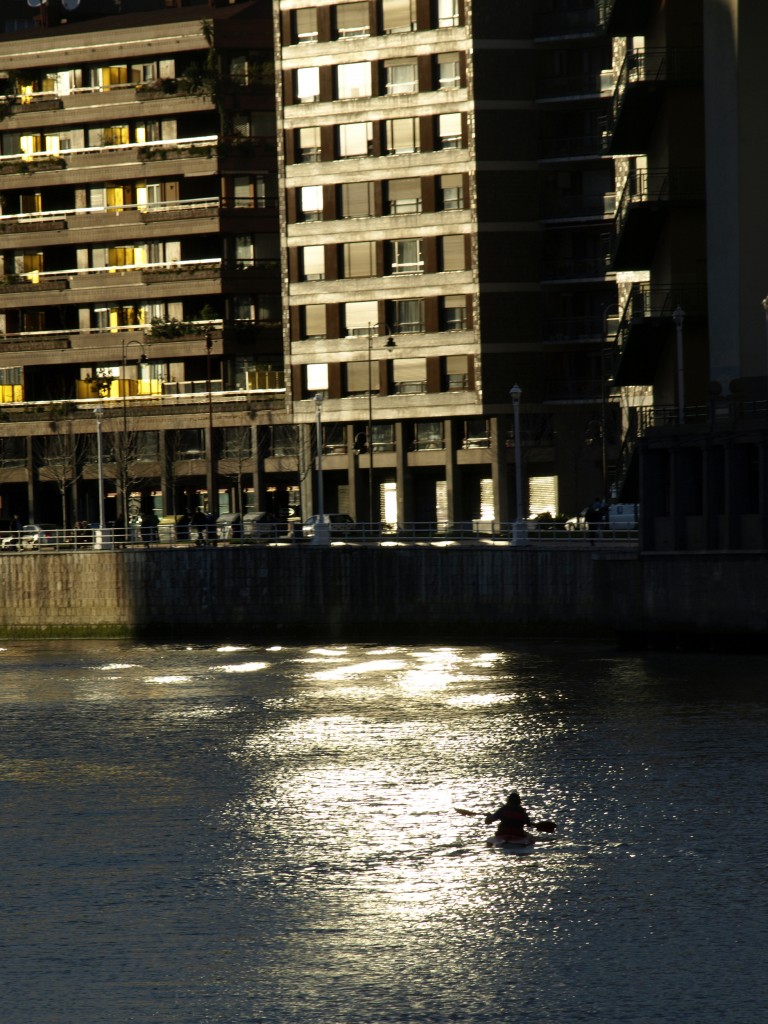 Foto: Remero en el ocaso - Bilbao (Vizcaya), España