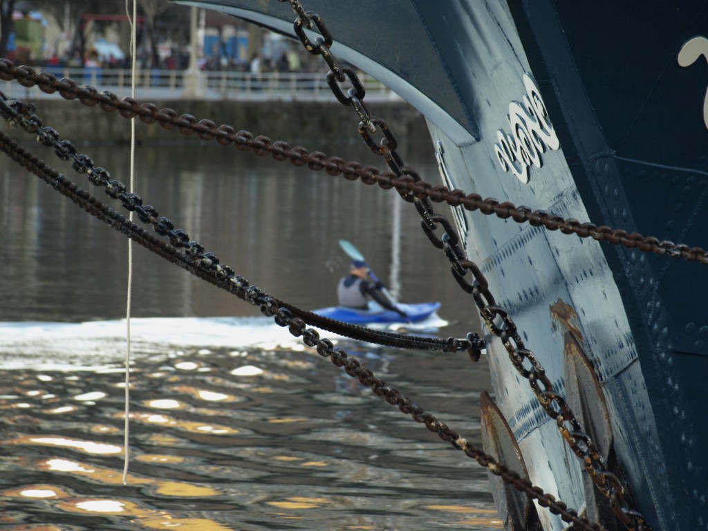 Foto: Remero y barco - Bilbao (Vizcaya), España