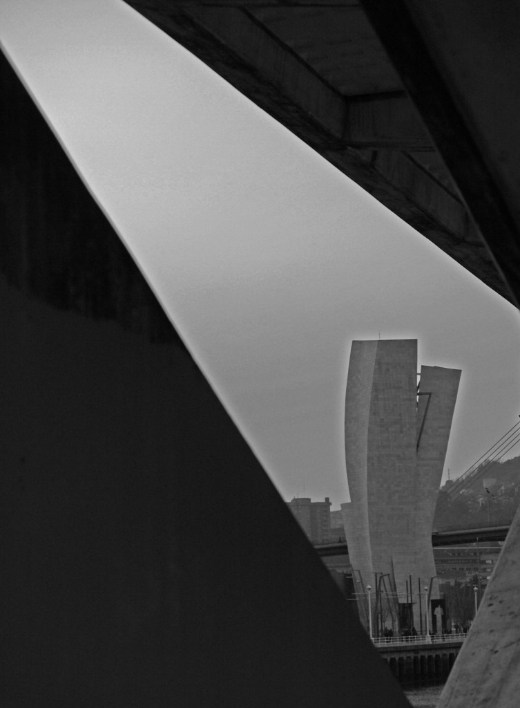 Foto: Perspectiva bajo el puente - Bilbao (Vizcaya), España