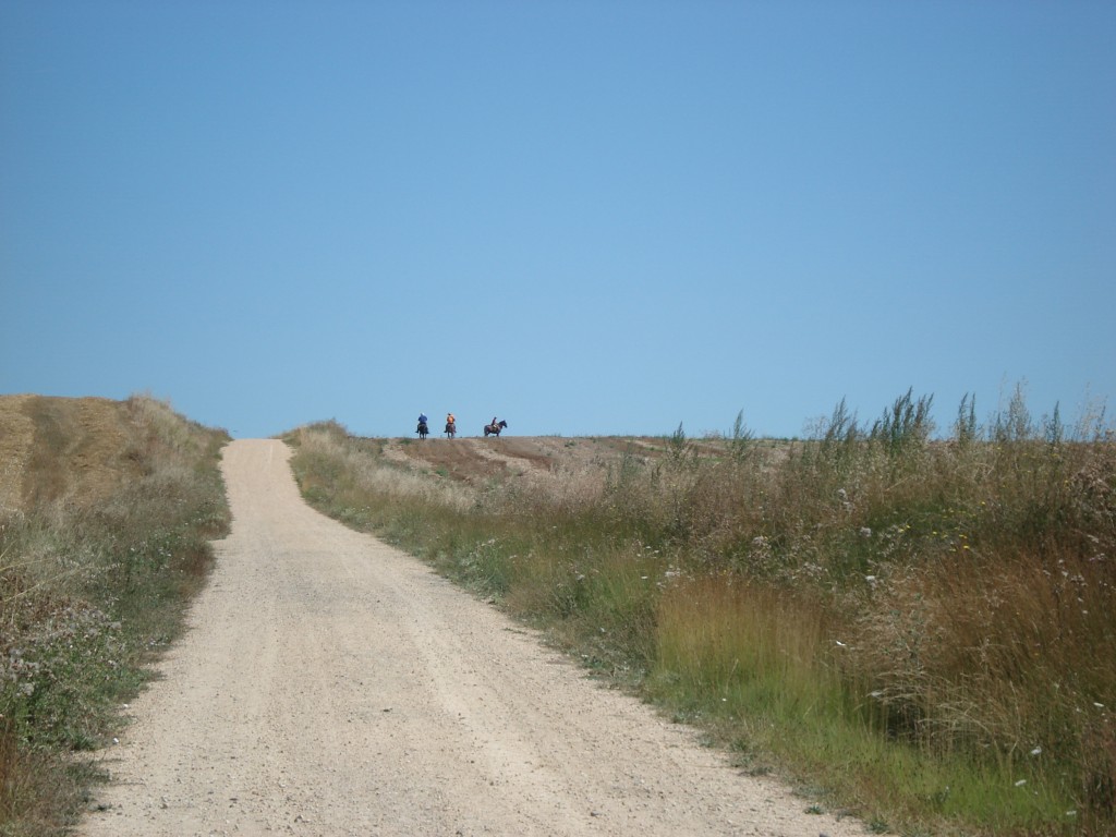 Foto: Jinetes en la lejanía - Cuzcurrita de Río Tirón (La Rioja), España