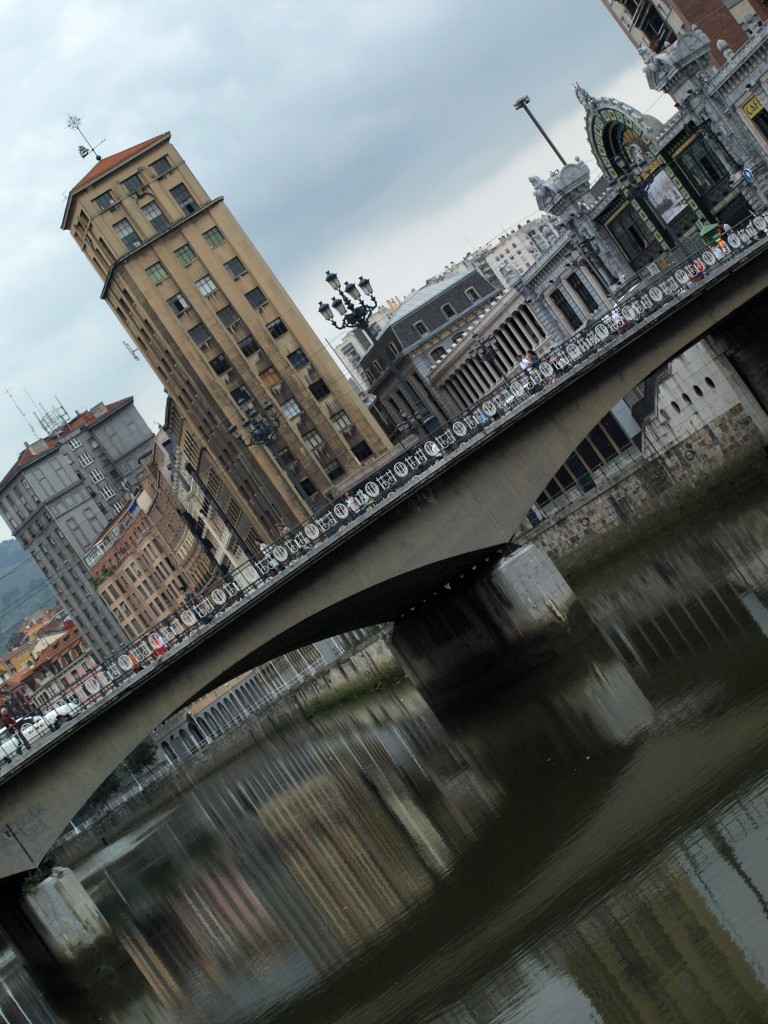 Foto: Puente del Arenal y primer rascacielos de Bilbao - Bilbao (Vizcaya), España
