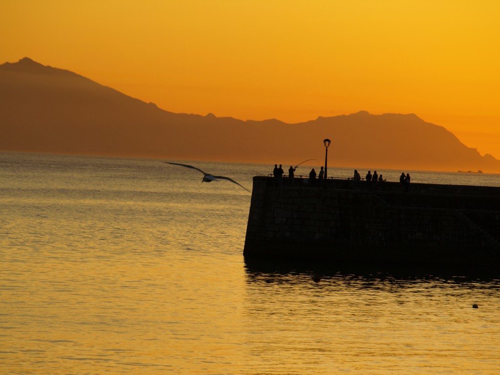 Foto: Pescadores en el atardecer - Górliz (Vizcaya), España