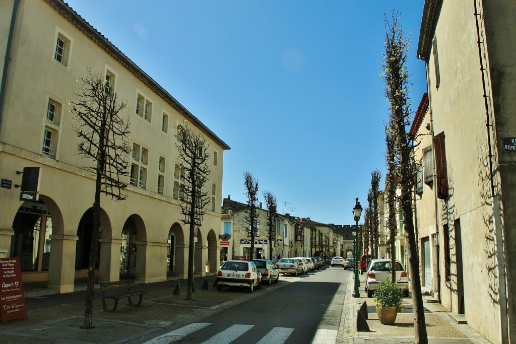 Foto: Interior de la ciudad amurallada - Aigues-Mortes (Languedoc-Roussillon), Francia