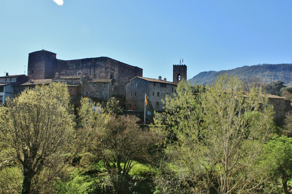Foto: Vista del recinto medieval - Santa Pau (Girona), España
