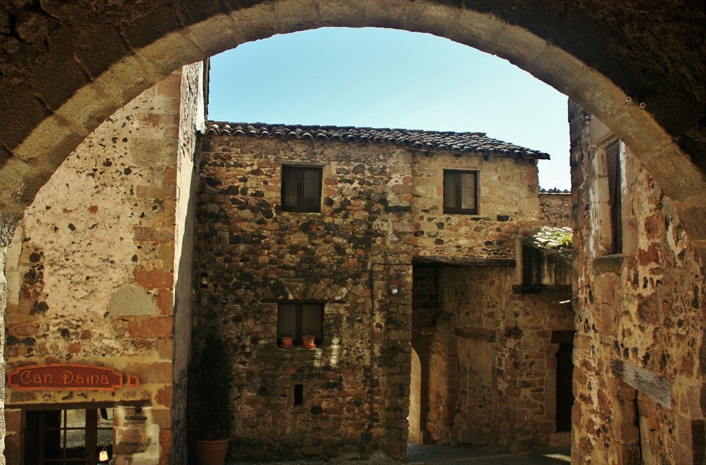 Foto: Recinto medieval - Santa Pau (Girona), España