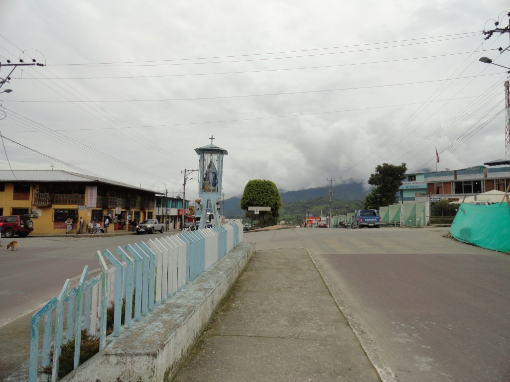 Foto: El centro y la Virgen - Baeza (Napo), Ecuador