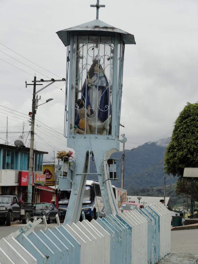 Foto: El centro y la Virgen - Baeza (Napo), Ecuador