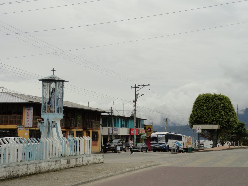 Foto: El centro y la Virgen - Baeza (Napo), Ecuador