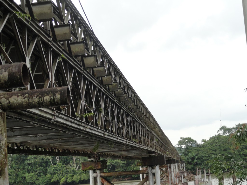Foto: parte lateral del puente antiguo - El Coca (Orellana), Ecuador