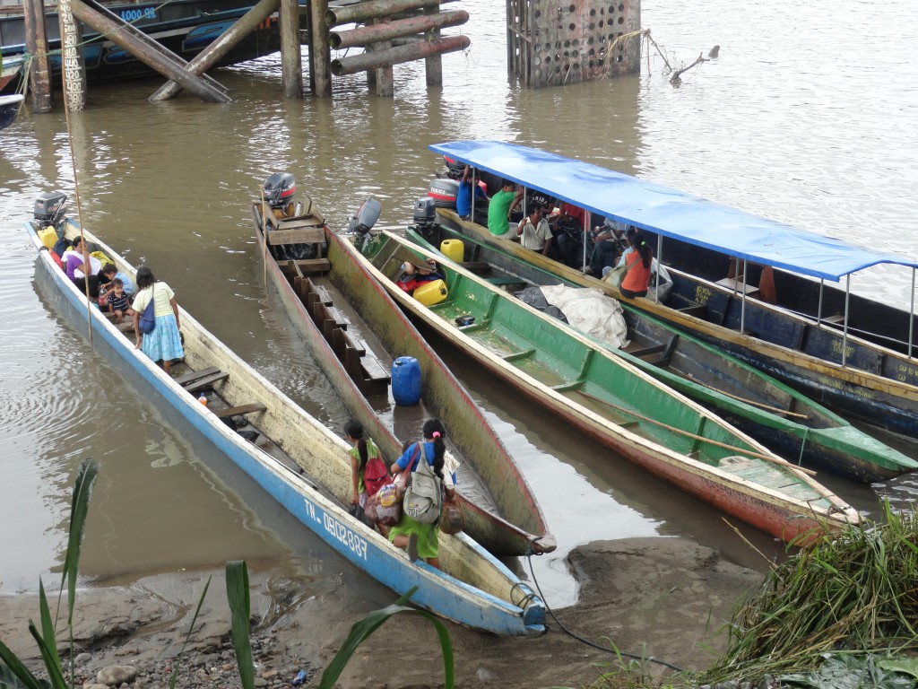 Foto: Canoas en el muelle - El Coca (Orellana), Ecuador