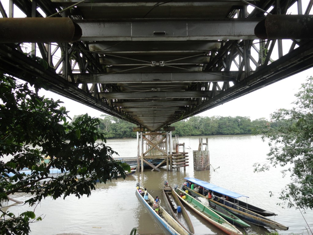 Foto: Canoas en el muelle - El Coca (Orellana), Ecuador