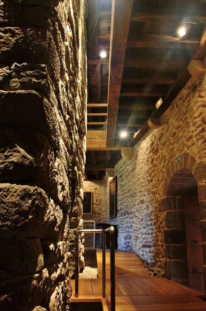 Foto: Nacimiento de la torre del homenaje del castillo - Javier (Navarra), España