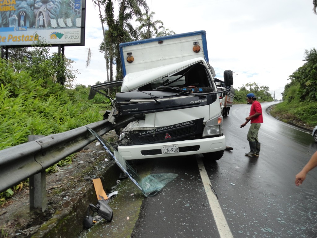 Foto: Vehiculo chocado - Shell (Pastaza), Ecuador