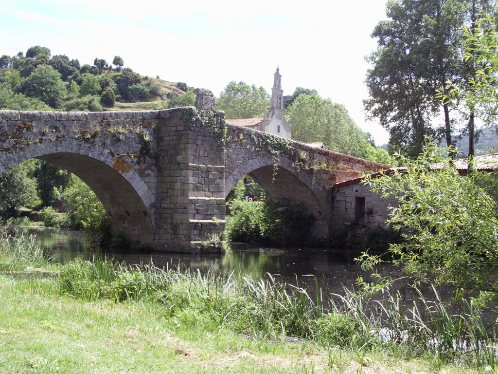 Foto: Puente Romano.-Rio Arnoia - Allariz (Ourense), España