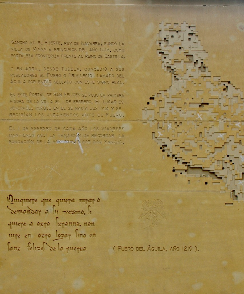 Foto: Leyenda en la muralla - Viana (Navarra), España