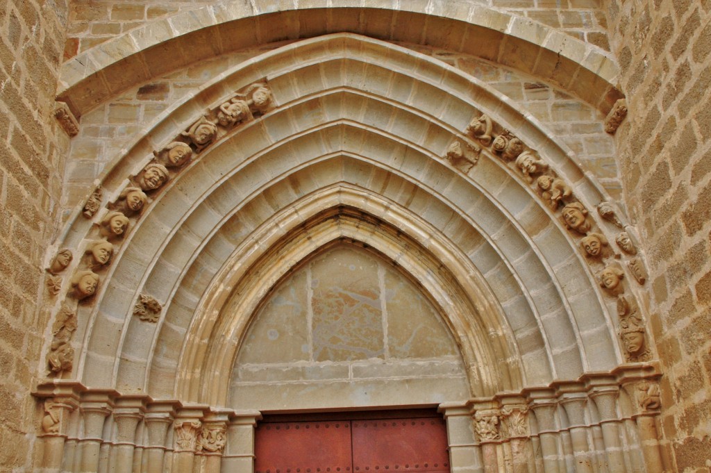 Foto: Igesia de San Pedro - Artajona (Navarra), España