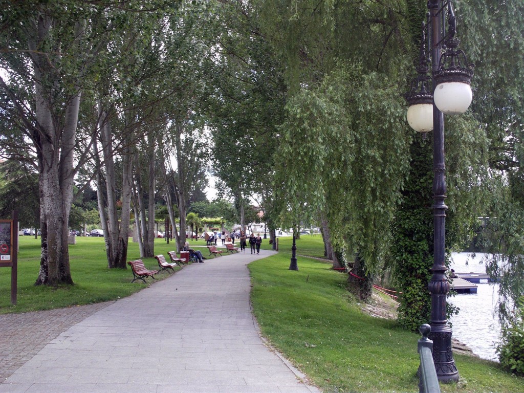 Foto: Parque de Los Condes y paseo al lado del Rio Cave - Monforte De Lemos (Lugo), España