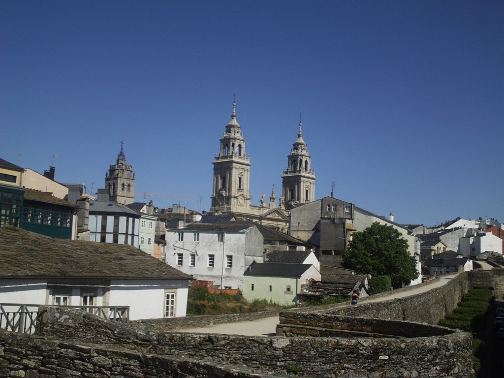 Foto: CATEDRAL DESDE LA MURALLA - Lugo (Galicia), España