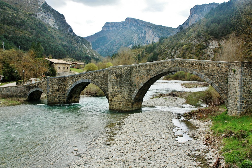 Foto: Puente medieval - Burgui (Navarra), España