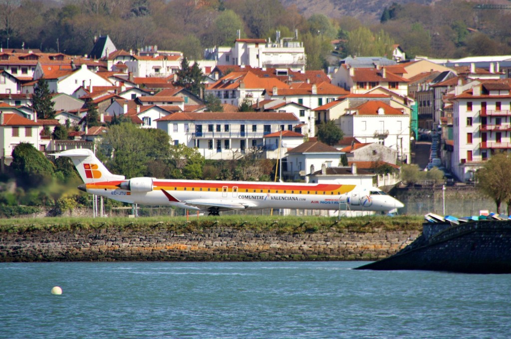 Foto: Aeropuerto junto al puerto - Hondarribia (Gipuzkoa), España