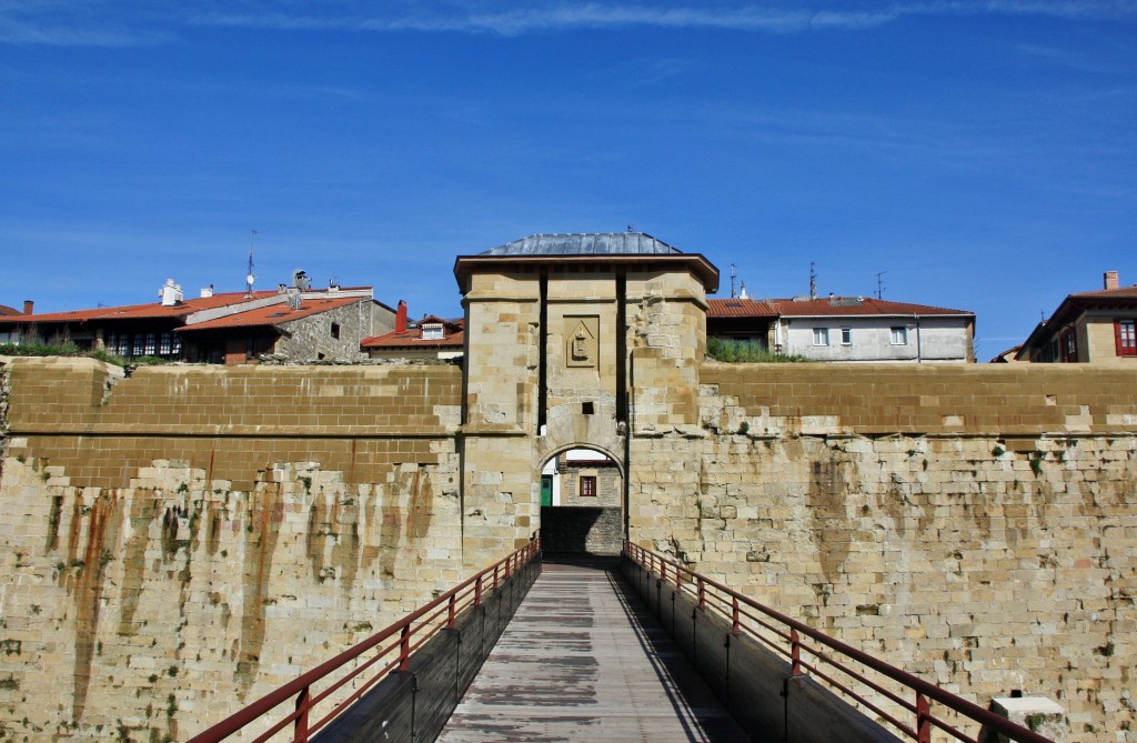 Foto: Pasarela de la puerta de San Nicolás - Hondarribia (Gipuzkoa), España