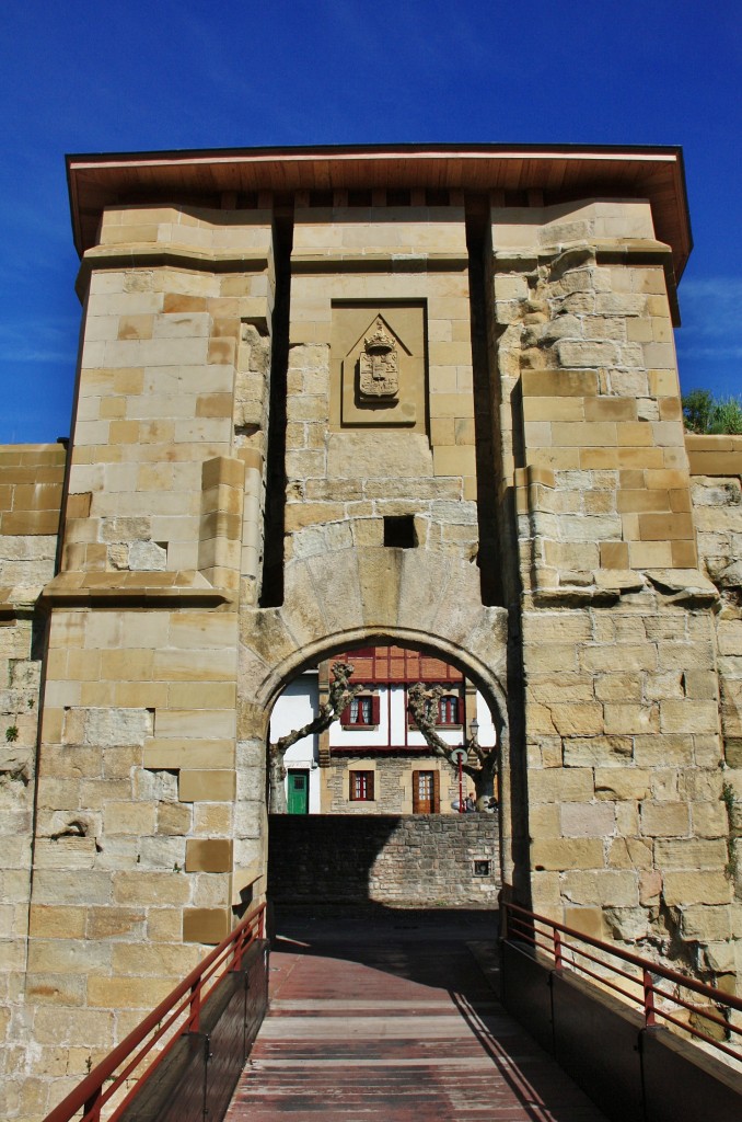 Foto: Pasarela de la puerta de San Nicolás - Hondarribia (Gipuzkoa), España