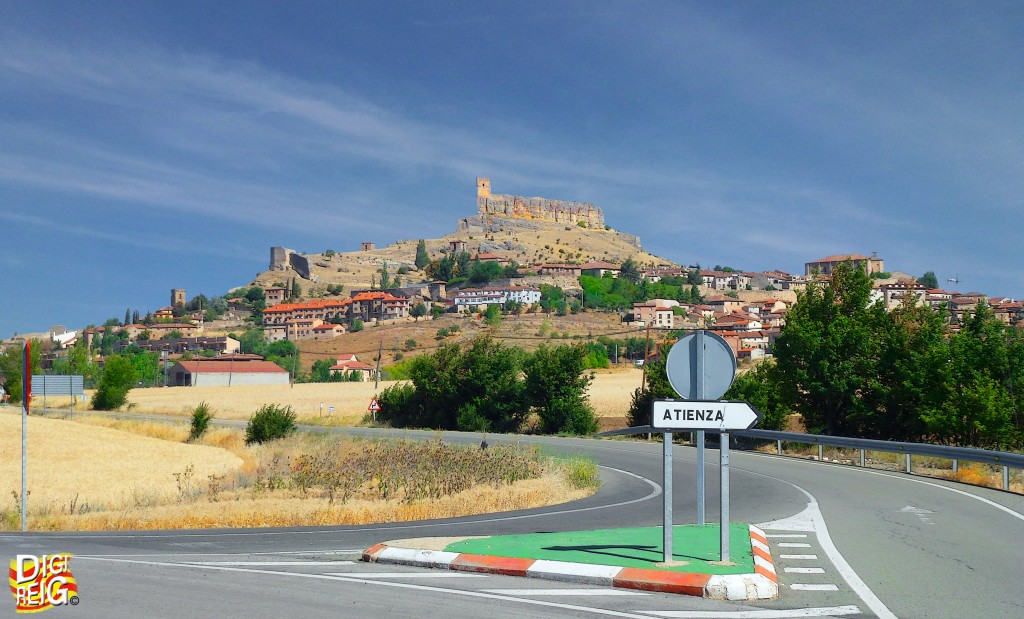 Foto: Panorámica del pueblo desde la carretera - Atienza (Guadalajara), España