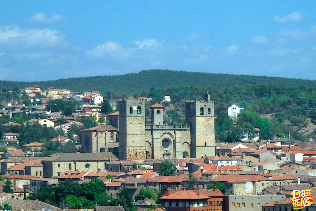 Foto: Catedral desde la carretera - Sigüenza (Guadalajara), España