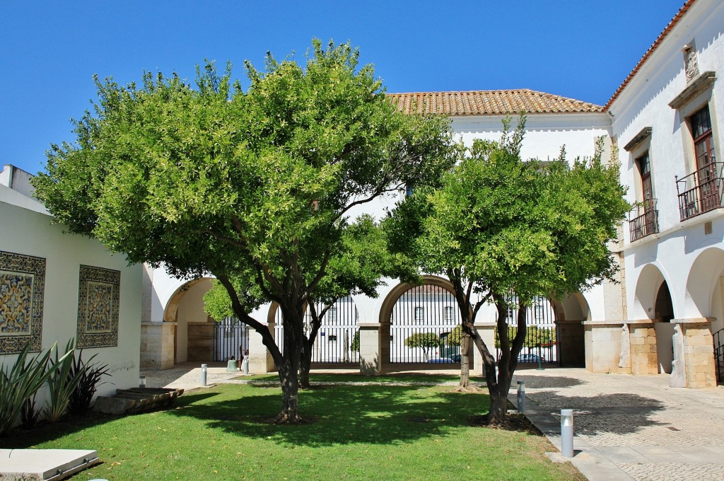 Foto: Claustro de la catedral - Faro, Portugal
