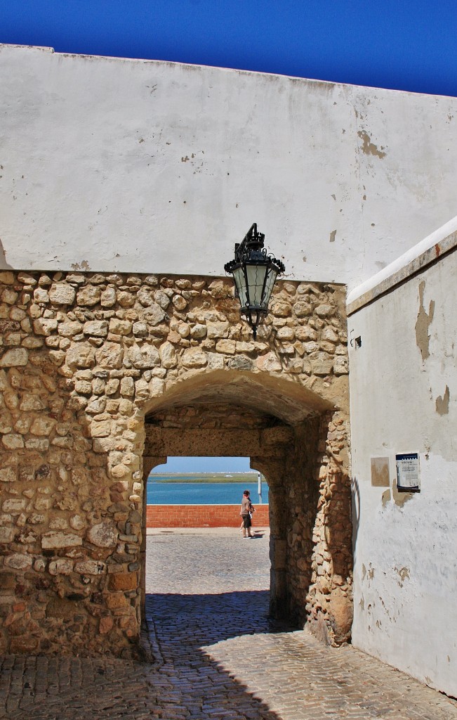 Foto: Puerta del centro histórico - Faro, Portugal