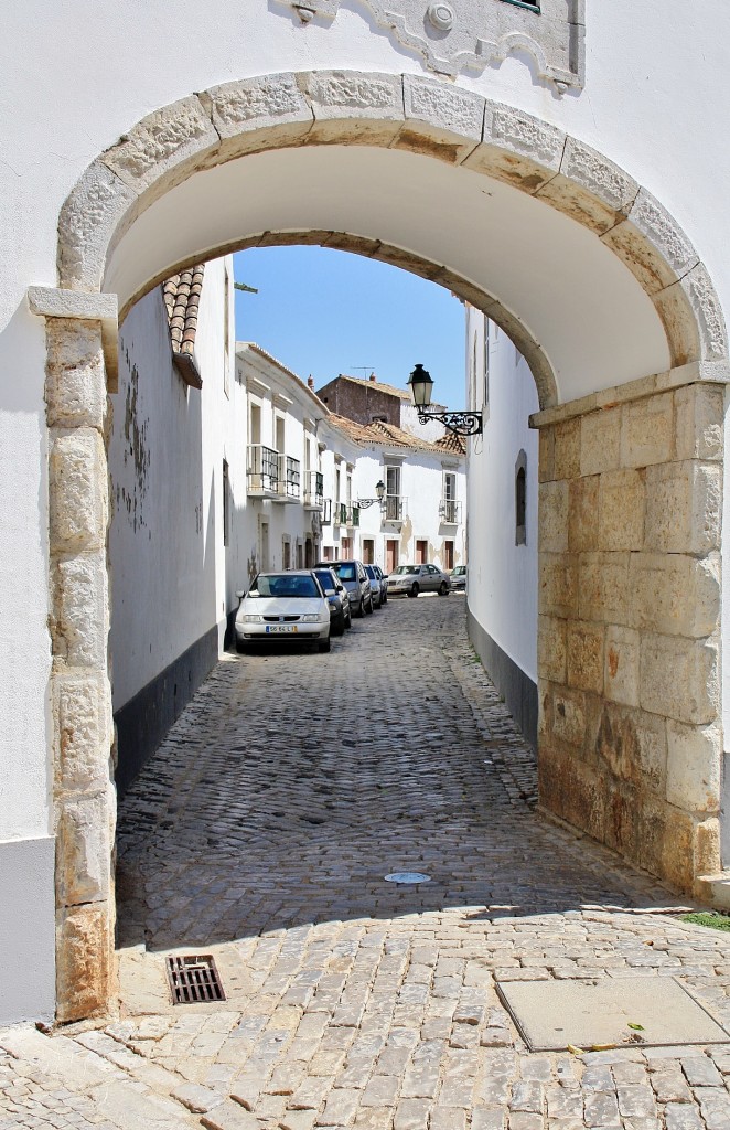 Foto: Puerta del centro histórico - Faro, Portugal