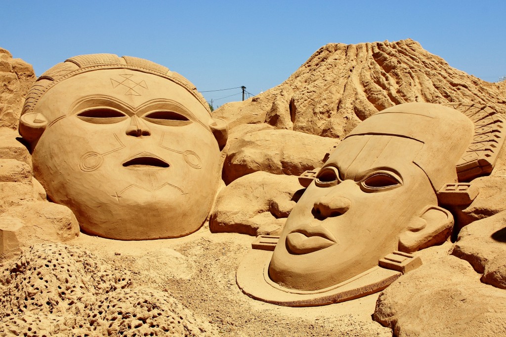 Foto: Figuras de arena - Pêra (Faro), Portugal