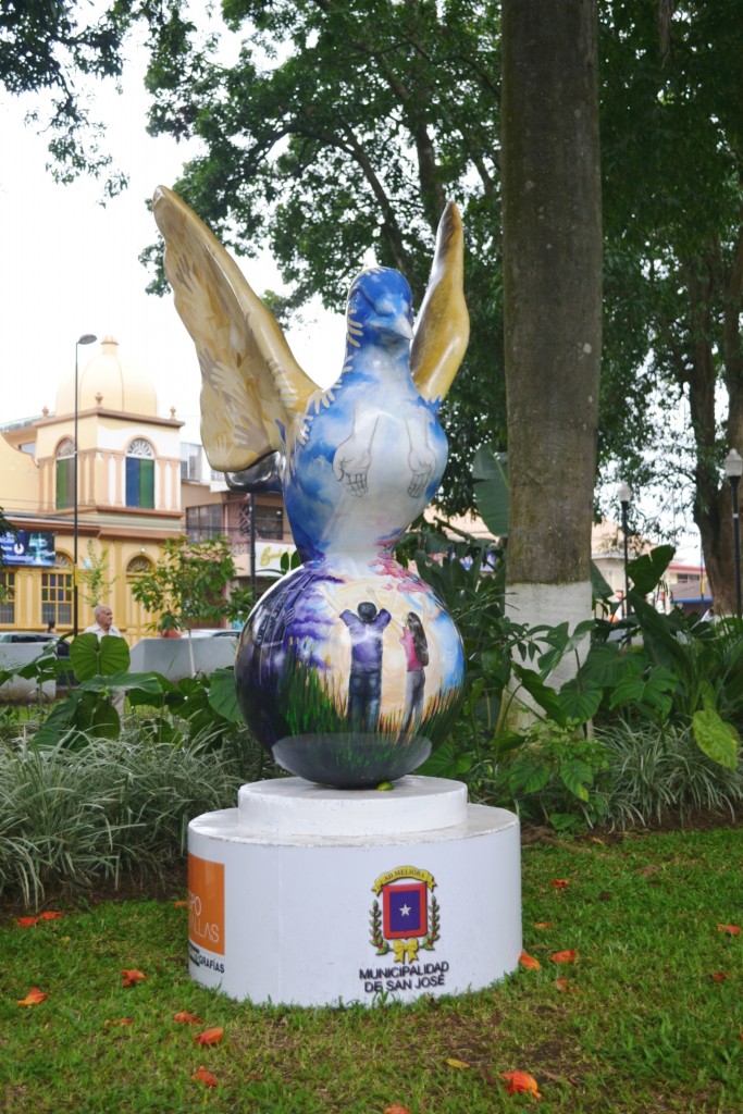 Foto: PALOMAS EN PARQUES DE ALAJUELA - Alajuela, Costa Rica