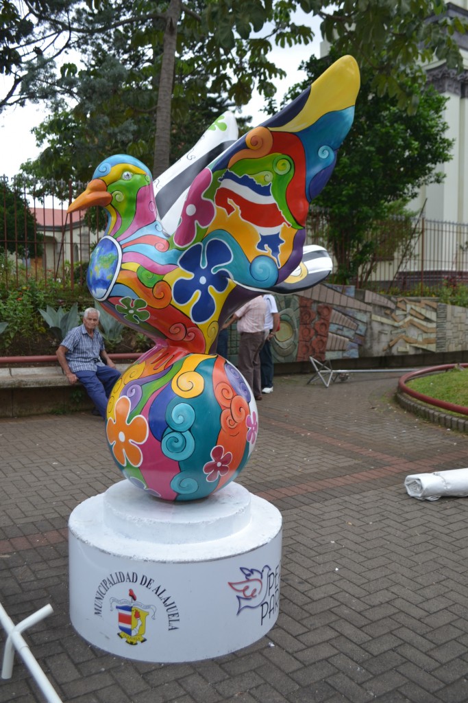 Foto: PALOMAS EN PARQUES DE ALAJUELA - Alajuela, Costa Rica