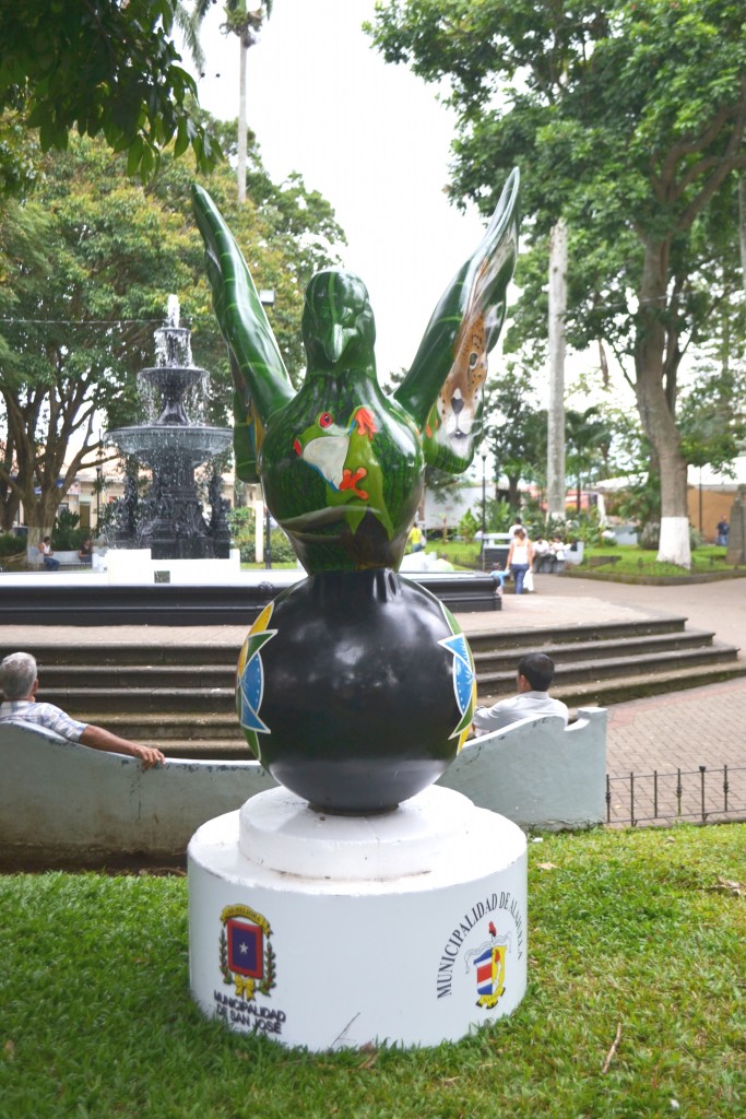 Foto: PALOMAS EN PARQUES DE ALAJUELA - Alajuela, Costa Rica
