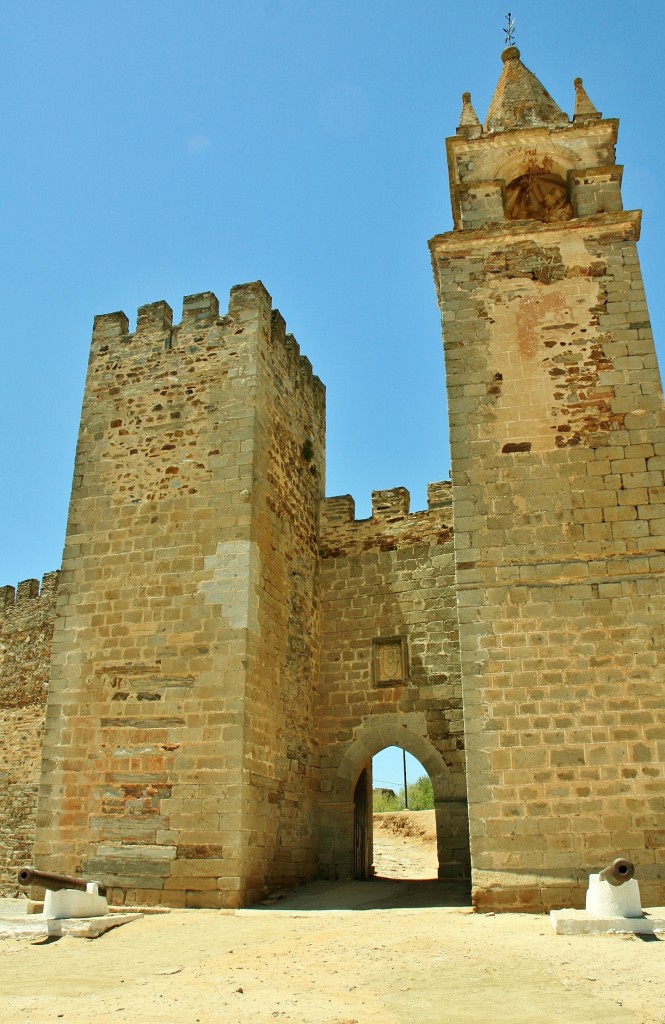 Foto: Puerta de la muralla - Mourao (Évora), Portugal