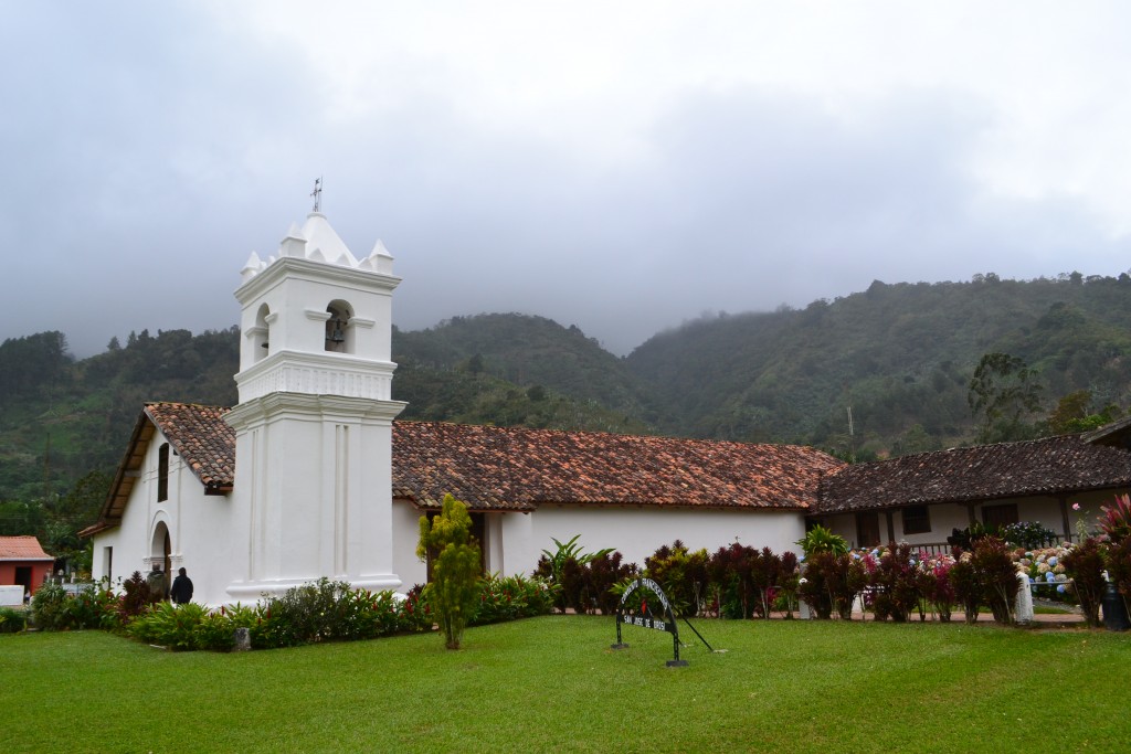 Foto: Iglesia Colonial del Valle de Orosi - Orosi (Cartago), Costa Rica