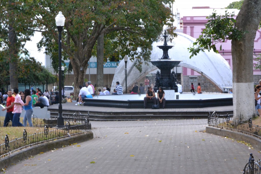 Foto: Fuente parque central - Alajuela, Costa Rica