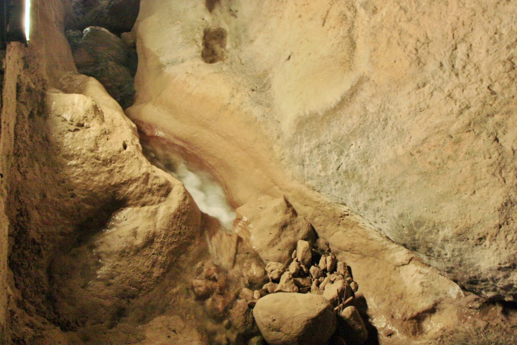 Foto: Rio Cerezuelo debajo de la iglesia - Cazorla (Jaén), España