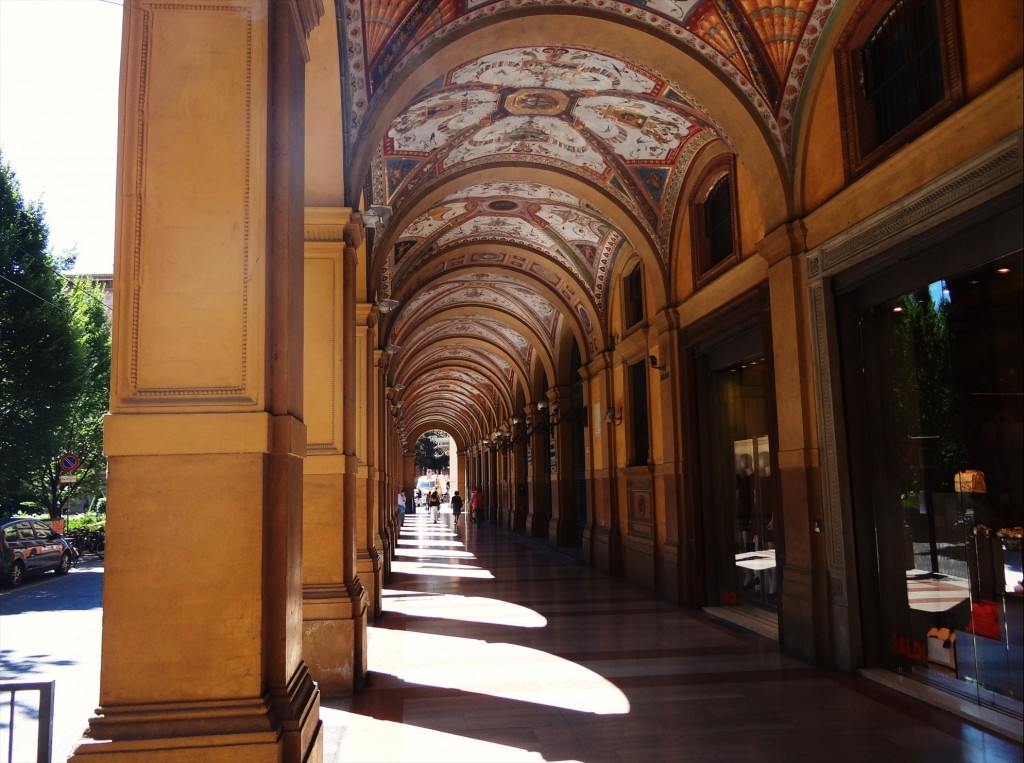 Foto: Portici in Piazza Camillo Benso Conte di Cavour - Bologna (Emilia-Romagna), Italia