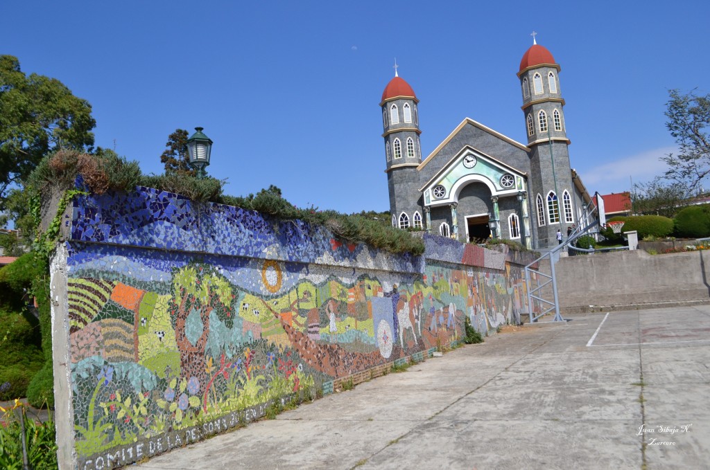 Foto: Parque e iglesia de Zarcero - Zarcero (Alajuela), Costa Rica