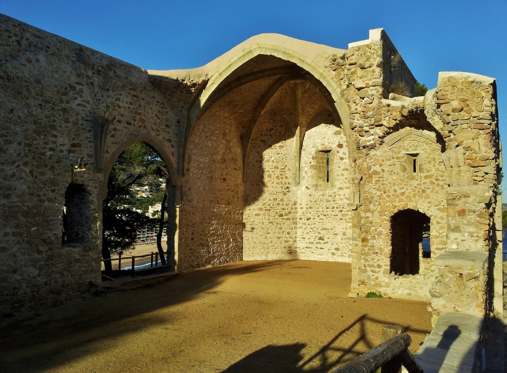 Foto: Iglesia el recinto amurallado - Tossa de Mar (Girona), España