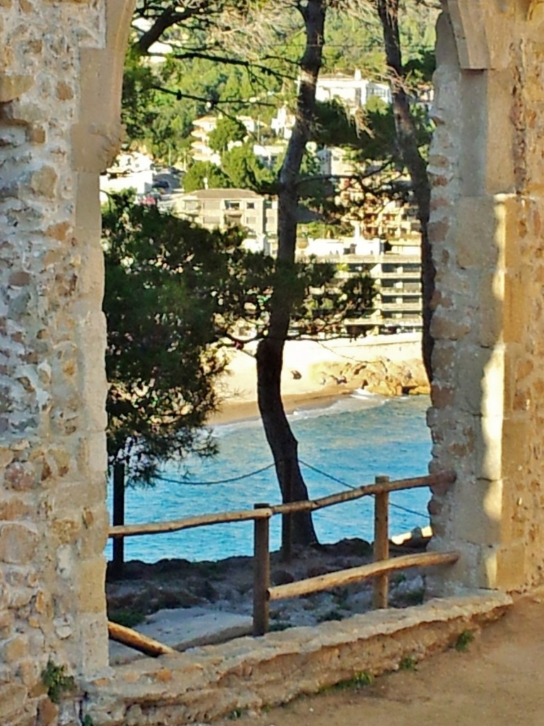 Foto: Iglesia el recinto amurallado - Tossa de Mar (Girona), España