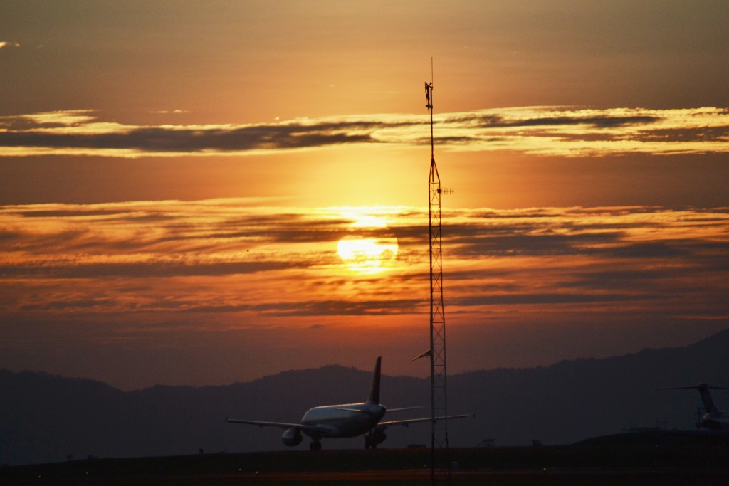 Foto: Atardecer en el aeropuerto - Alajuela, Costa Rica