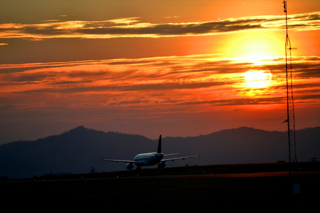 Foto: Atardecer en el aeropuerto - Alajuela, Costa Rica