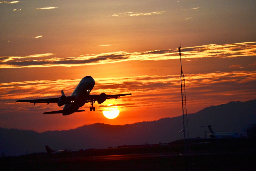 Foto: Atardecer en el aeropuerto - Alajuela, Costa Rica