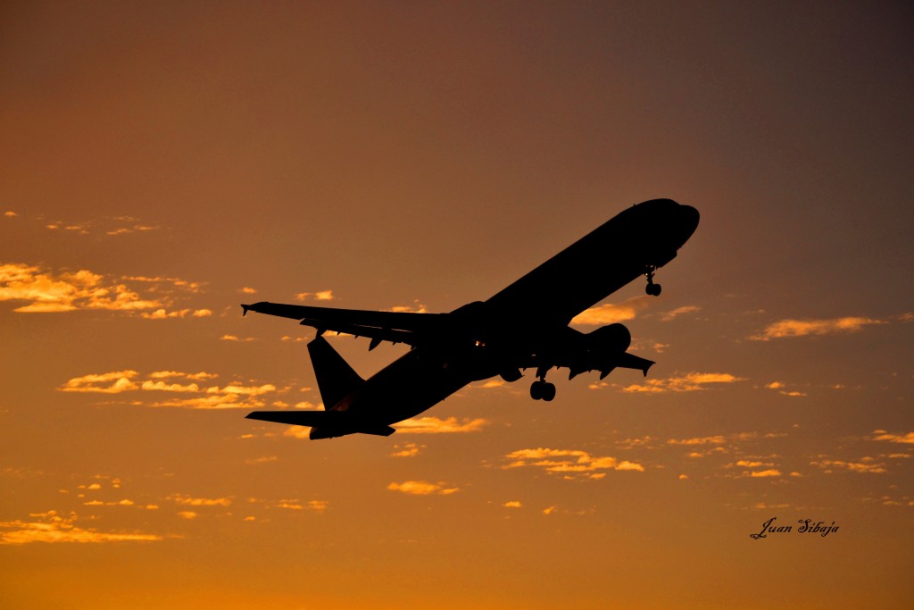 Foto: Atardecer en el aeropuerto - Alajuela, Costa Rica