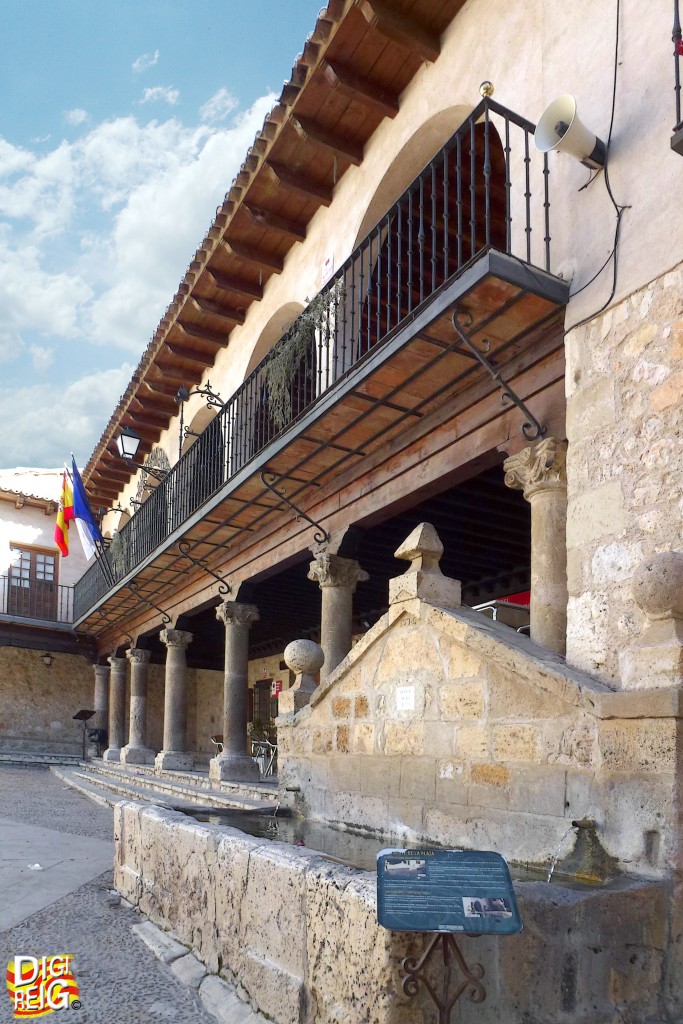 Foto: Fuente de la plaza y Ayuntamiento. - Budia (Guadalajara), España