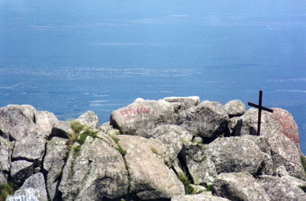 Foto: Vista desde la cima del Cerro Uritorco - Capilla del Monte (Córdoba), Argentina