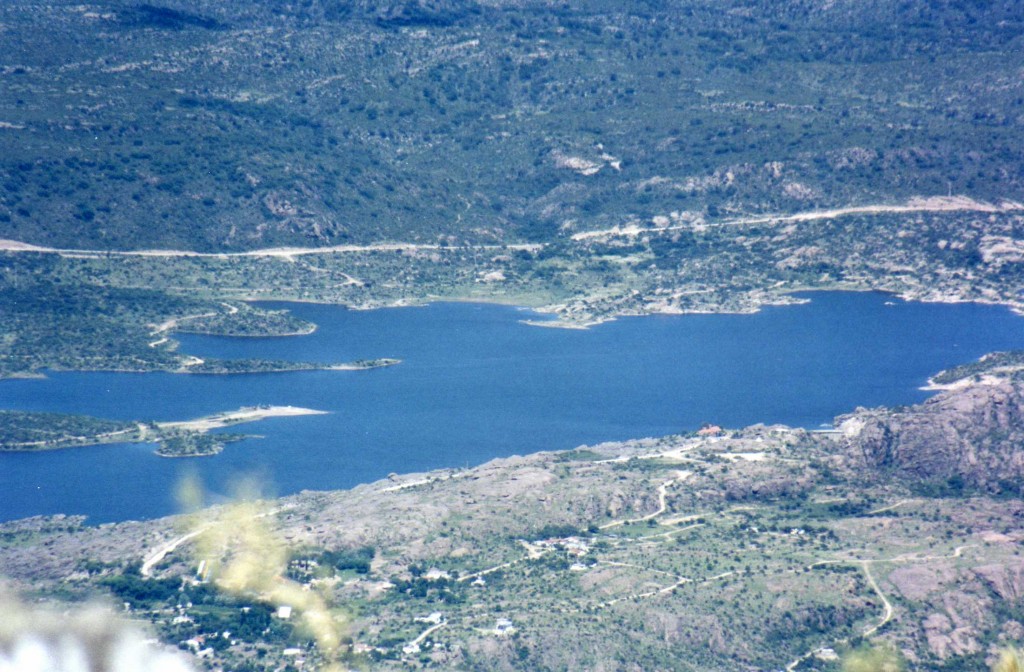Foto: Vista del Dique desde el Cerro Uritorco - Capilla del Monte (Córdoba), Argentina